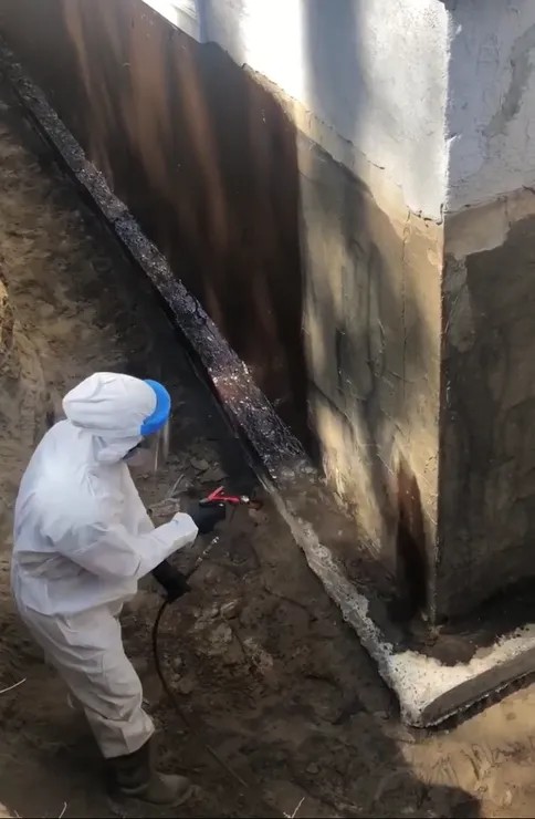 Travaux d’excavation pour accéder au mur de fondation avant l’imperméabilisation au Québec.