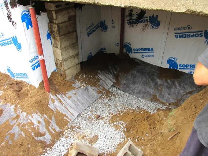 Tranchée d’excavation montrant l’installation d’une conduite lors de travaux extérieurs au Québec.